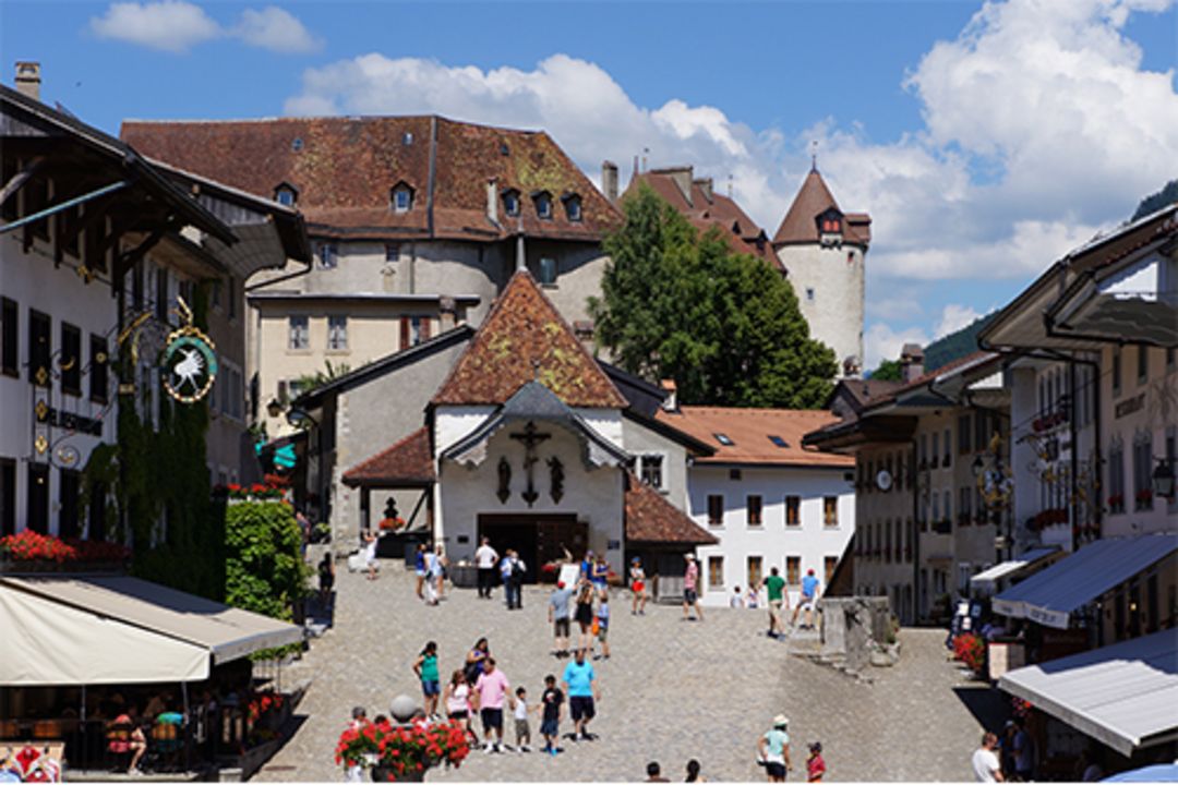 Marktplatz mit regem Treiben in der mittelalterlichen Stadt Gruyeres