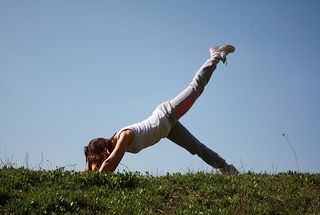 Frau bei Gymnastikübung