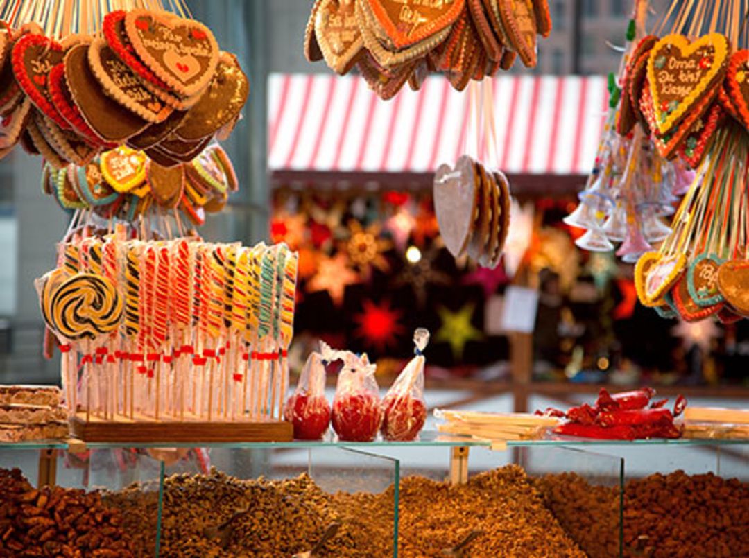 Sueßigkeitenstand auf dem Weihnachtsmarkt