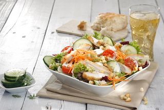 Salatteller mit Brot und Wasserglas