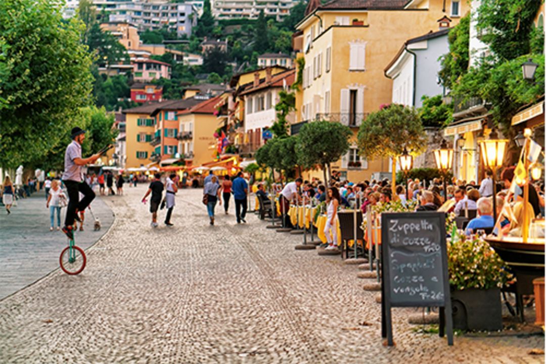 Menschen auf der Straße in Ascona am Lago Maggiore